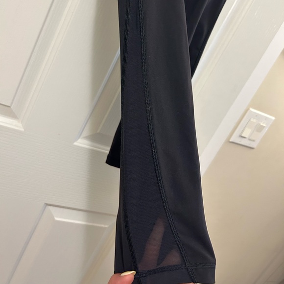 Lululemon cropped leggings with mesh cutout - Picture 2 of 3